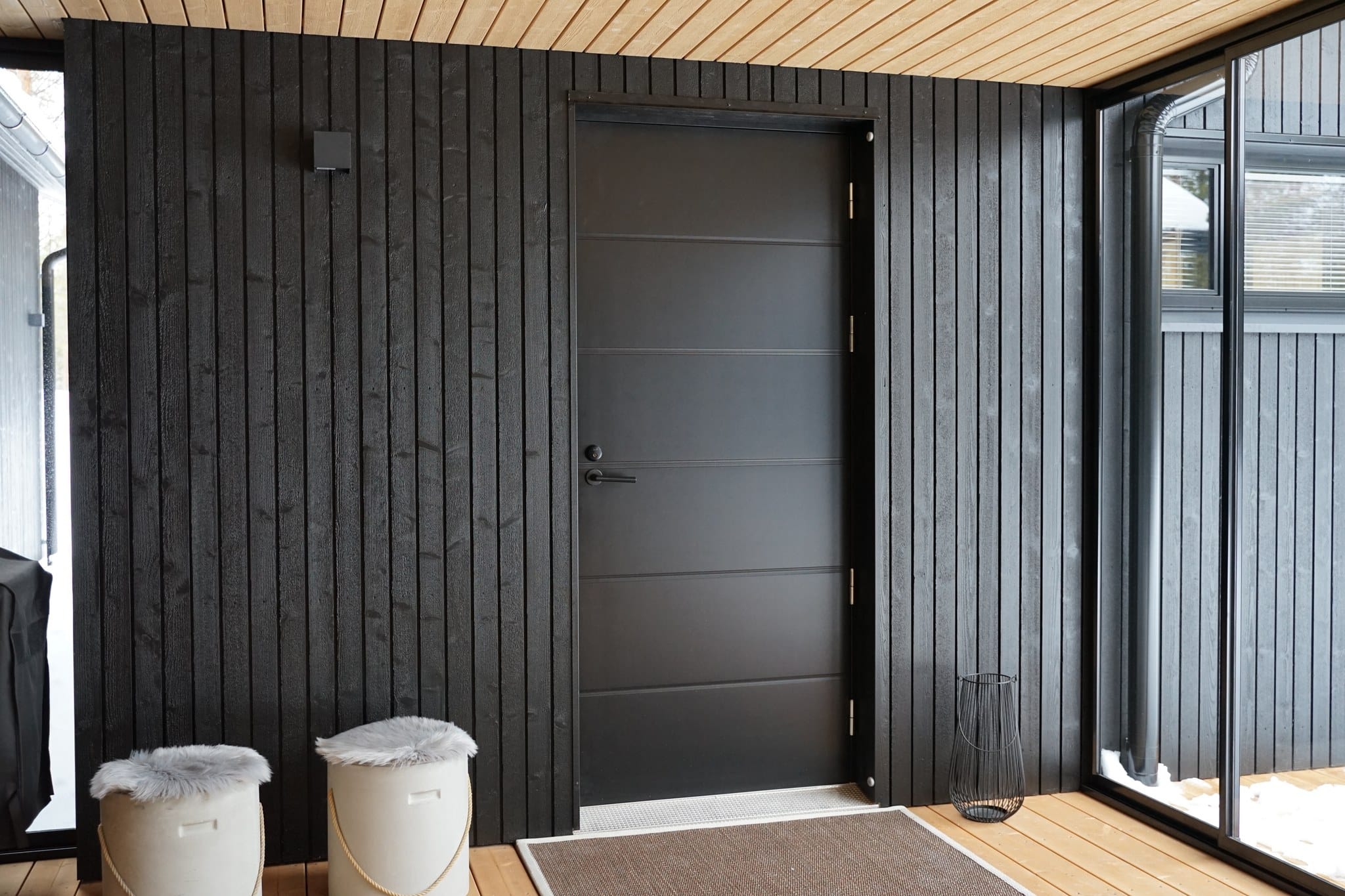 Musta Kaskipuun ulko-ovi