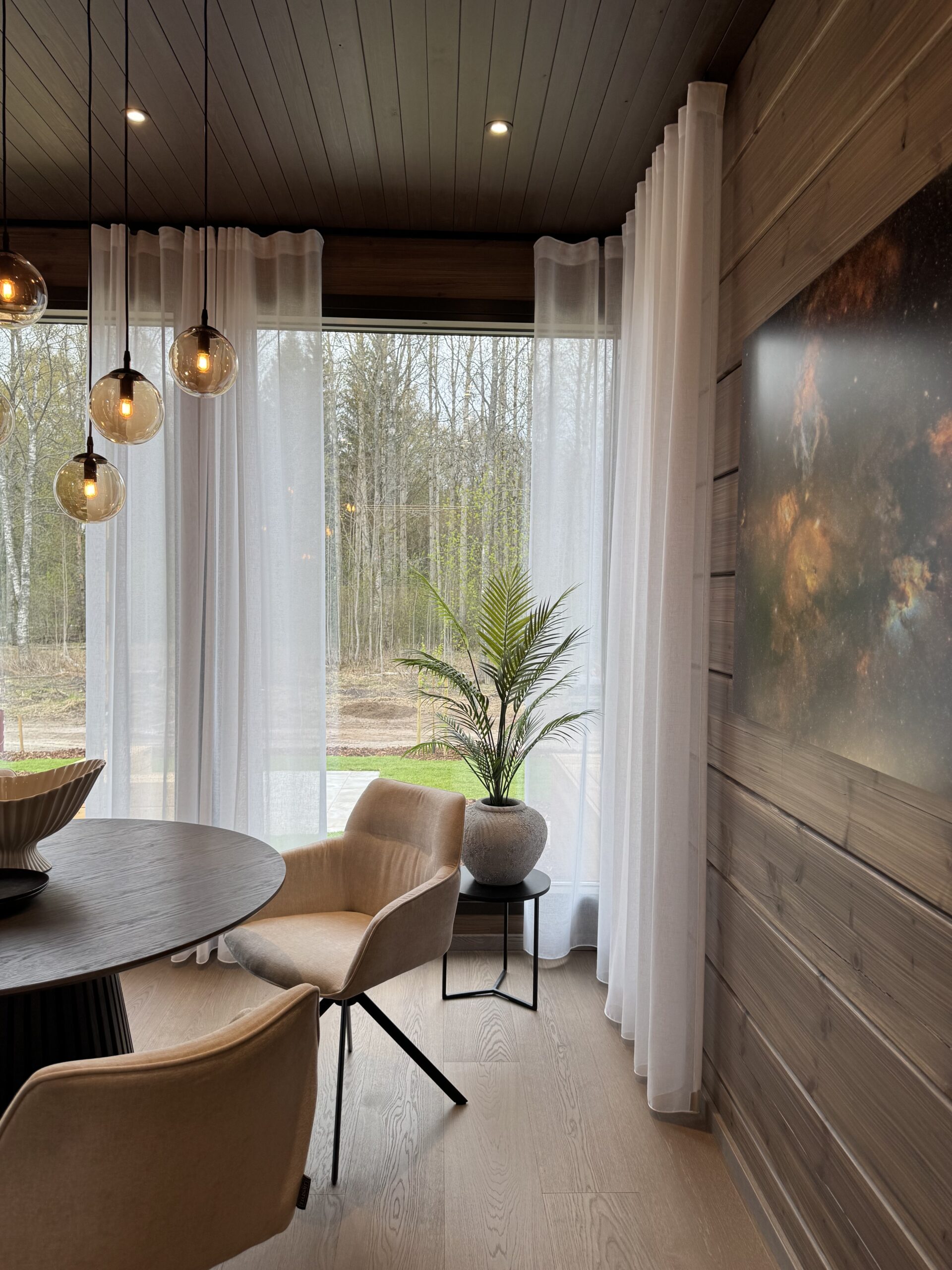 Kaskipuun ikkunat hirsitalossa