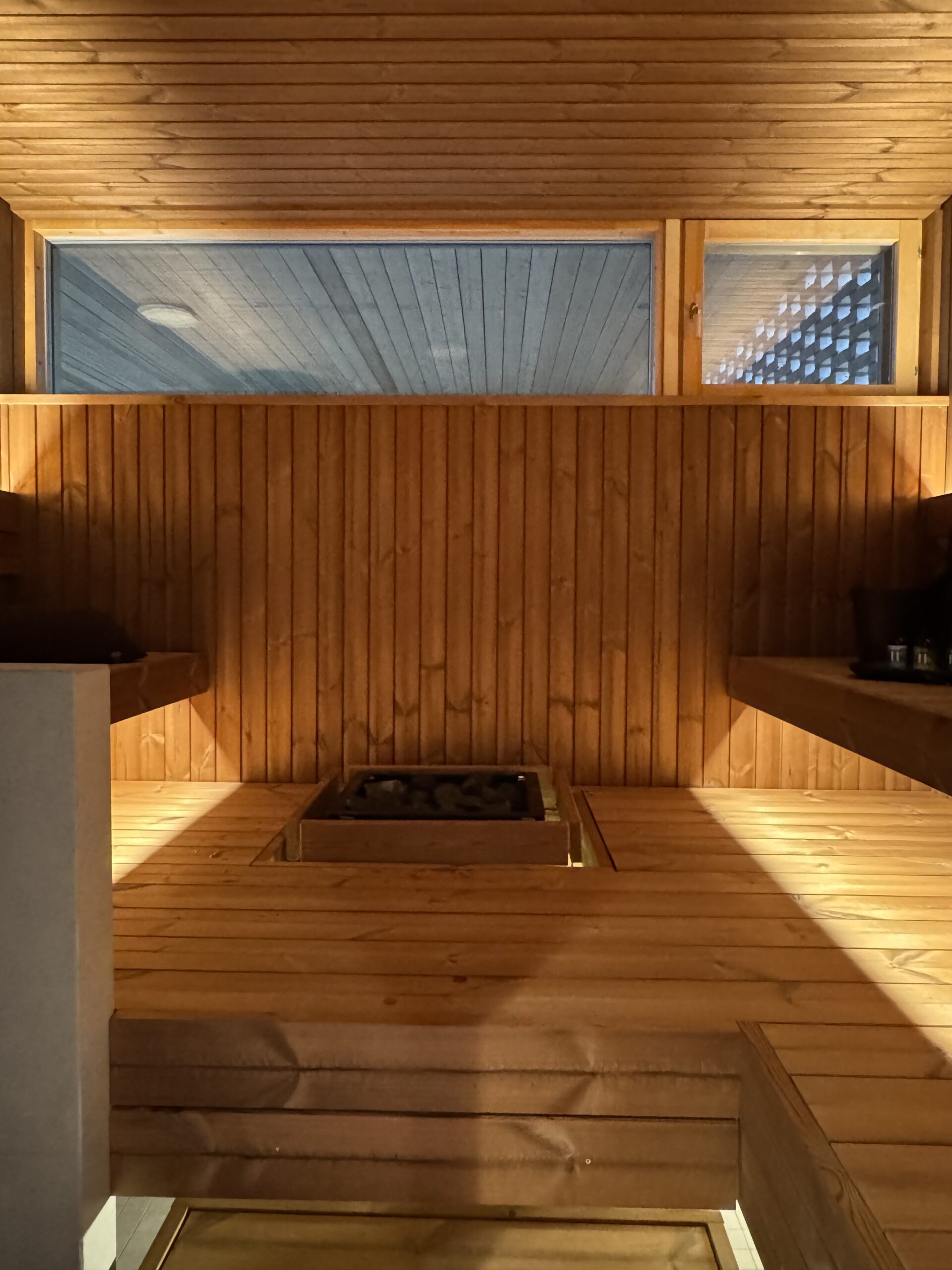Avattava ja kiinteä ikkuna saunassa vierekkäin