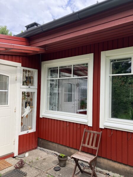 punainen kehäristikko rintamamiestalossa